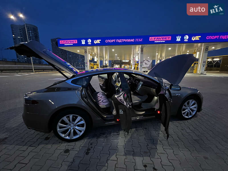 Лифтбек Tesla Model S 2015 в Киеве фото 23 Лифтбек Tesla Model S 2015 в Киеве