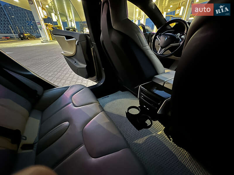 Лифтбек Tesla Model S 2015 в Киеве фото 26 Лифтбек Tesla Model S 2015 в Киеве