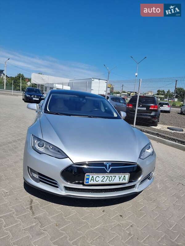Лифтбек Tesla Model S 2013 в Нововолынске
