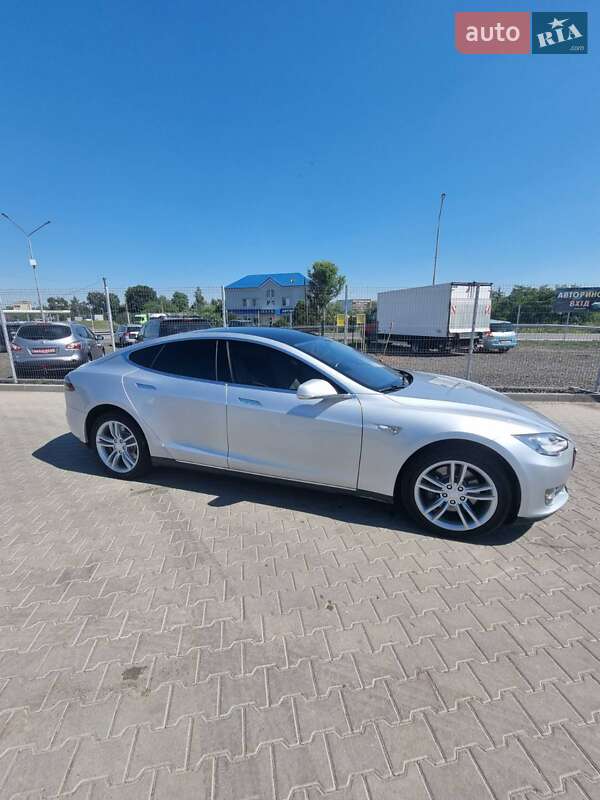 Лифтбек Tesla Model S 2013 в Нововолынске