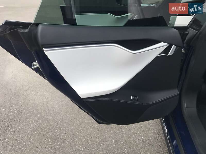 Лифтбек Tesla Model S 2017 в Киеве