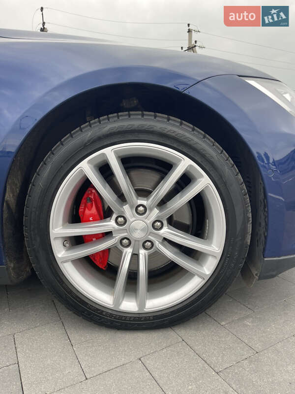 Лифтбек Tesla Model S 2015 в Луцке