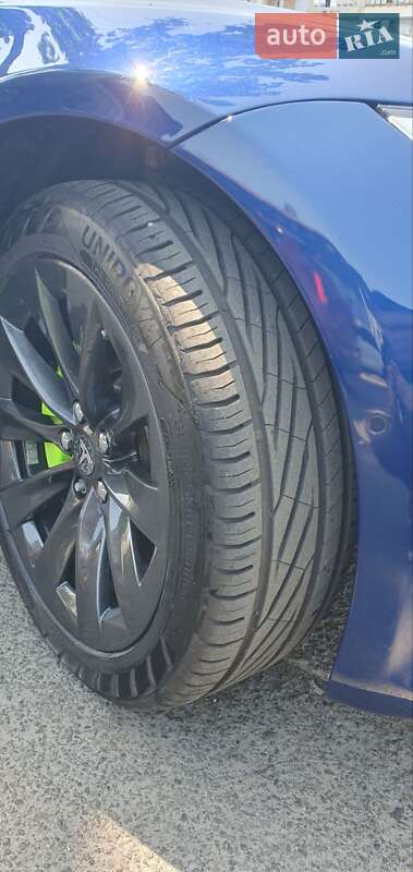 Лифтбек Tesla Model S 2017 в Киеве