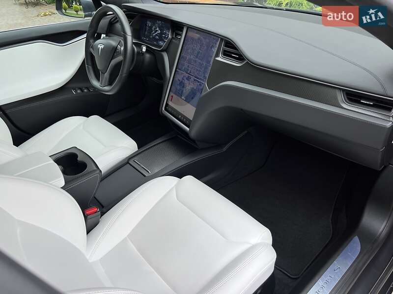 Лифтбек Tesla Model S 2018 в Львове