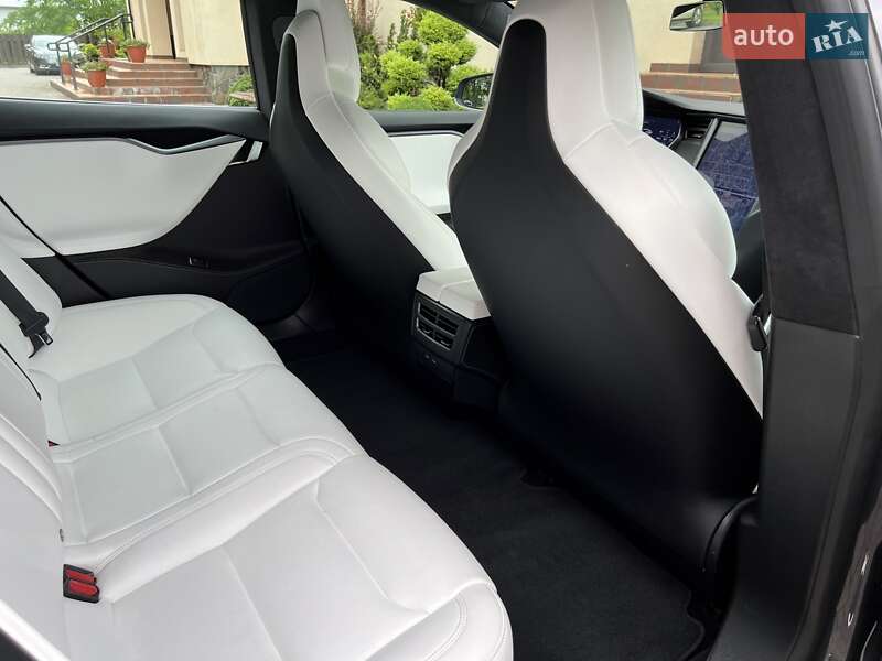 Лифтбек Tesla Model S 2018 в Львове