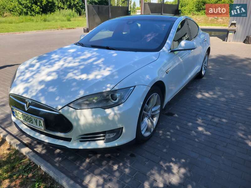 Лифтбек Tesla Model S 2014 в Киеве