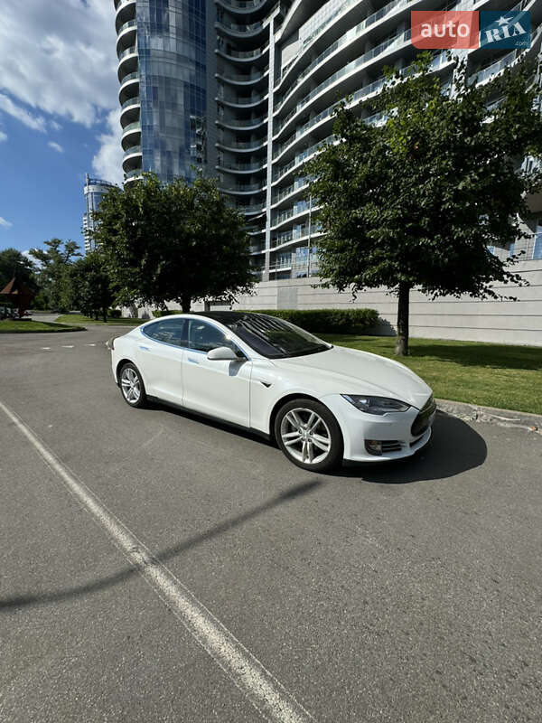 Хэтчбек Tesla Model S 2013 в 