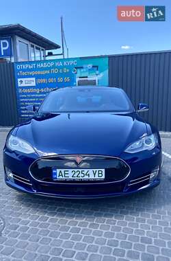 Лифтбек Tesla Model S 2015 в 