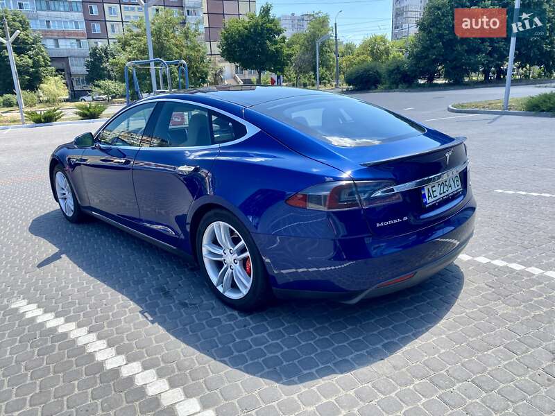Лифтбек Tesla Model S 2015 в Днепре