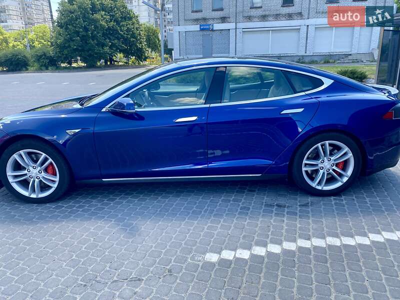 Лифтбек Tesla Model S 2015 в Днепре