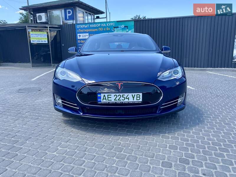 Лифтбек Tesla Model S 2015 в Днепре