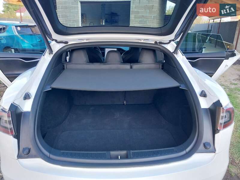 Ліфтбек Tesla Model S 2018 в Стрию