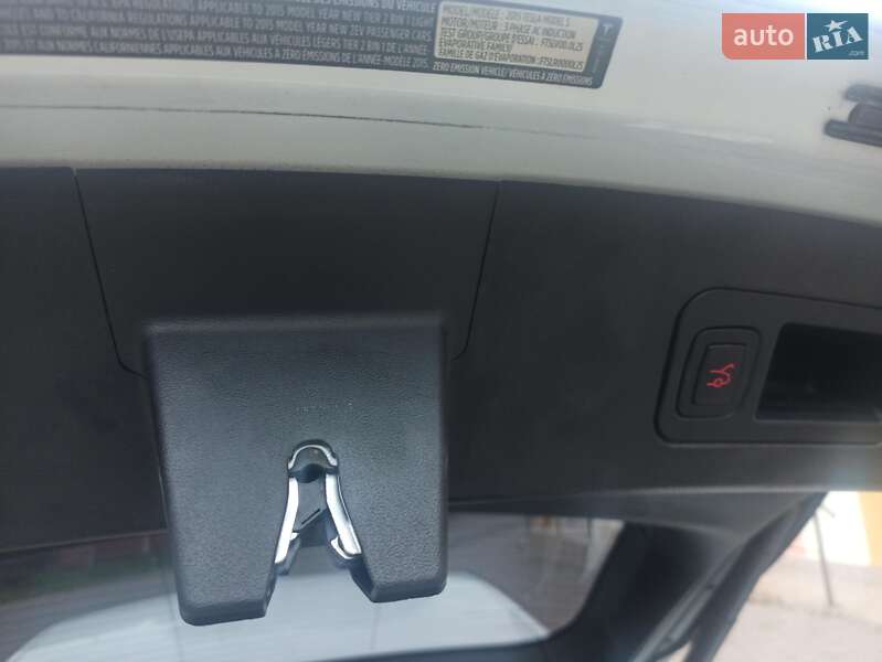 Лифтбек Tesla Model S 2015 в Ужгороде