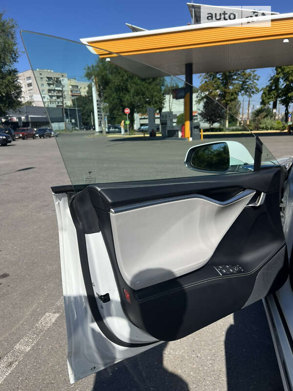 Ліфтбек Tesla Model S 2016 в Дніпрі