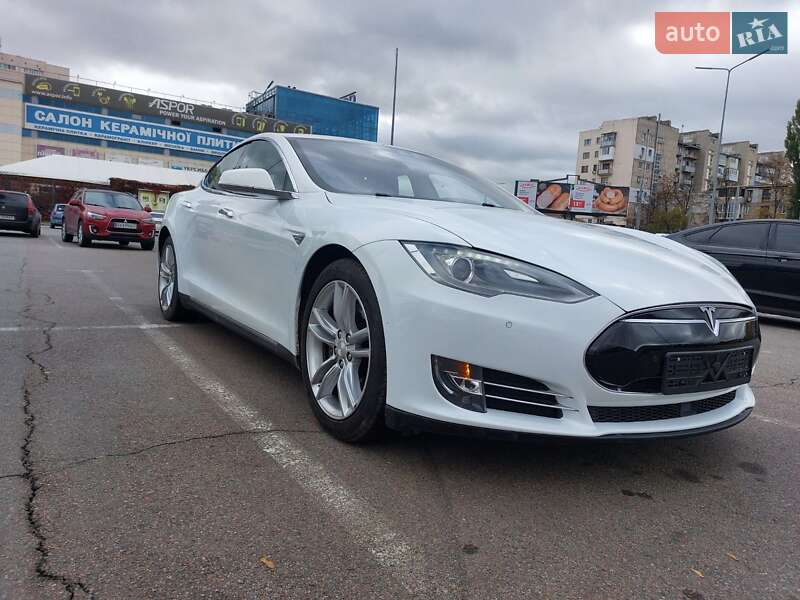 Ліфтбек Tesla Model S 2015 в Харкові