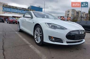 Лифтбек Tesla Model S 2015 в 