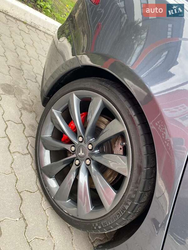 Лифтбек Tesla Model S 2015 в Львове