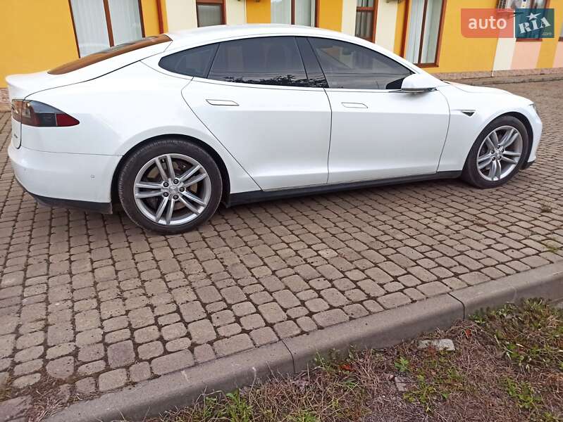 Лифтбек Tesla Model S 2015 в Ужгороде