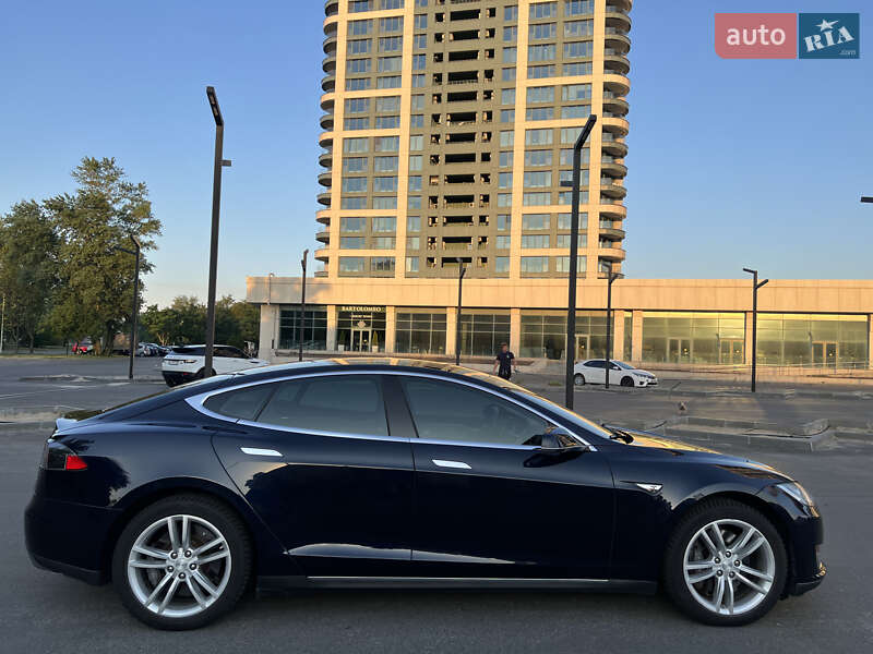 Ліфтбек Tesla Model S 2014 в Дніпрі