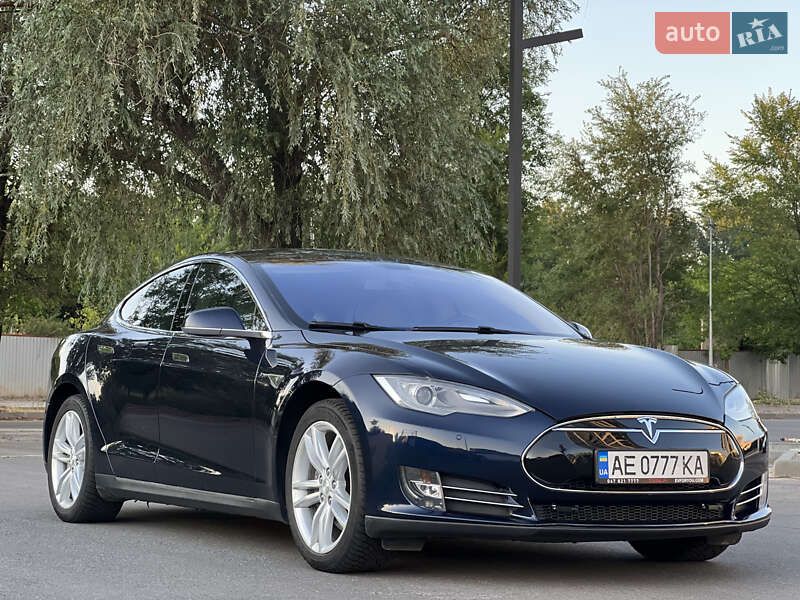 Лифтбек Tesla Model S 2014 в 