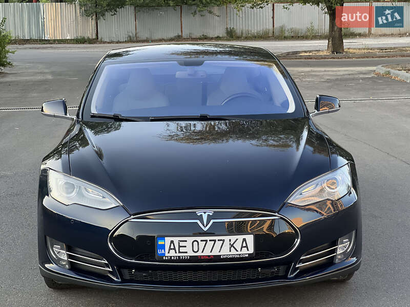 Ліфтбек Tesla Model S 2014 в Дніпрі