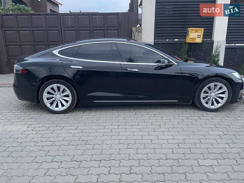Лифтбек Tesla Model S 2018 в Львове