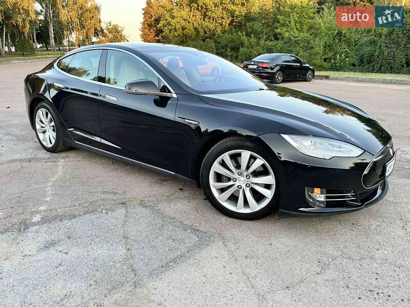 Лифтбек Tesla Model S 2015 в Житомире