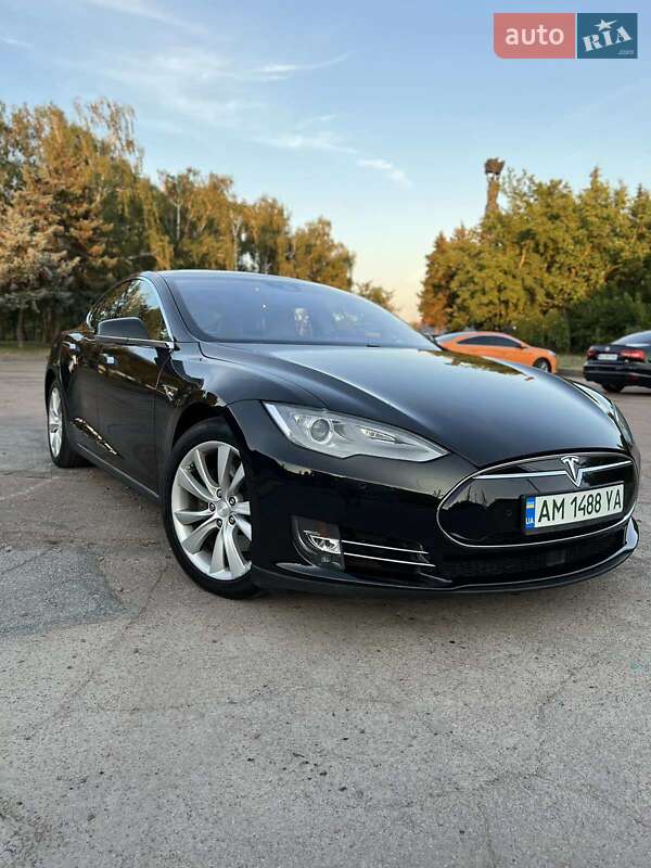 Лифтбек Tesla Model S 2015 в Житомире