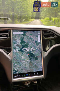 Лифтбек Tesla Model S 2015 в 