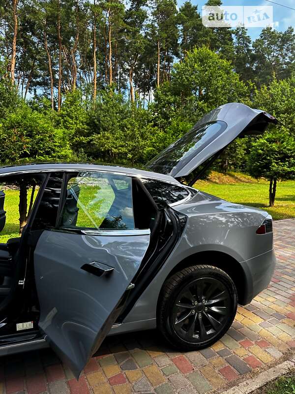 Лифтбек Tesla Model S 2018 в Нововолынске