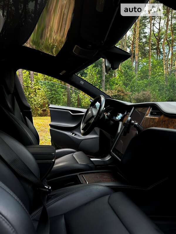 Лифтбек Tesla Model S 2018 в Нововолынске