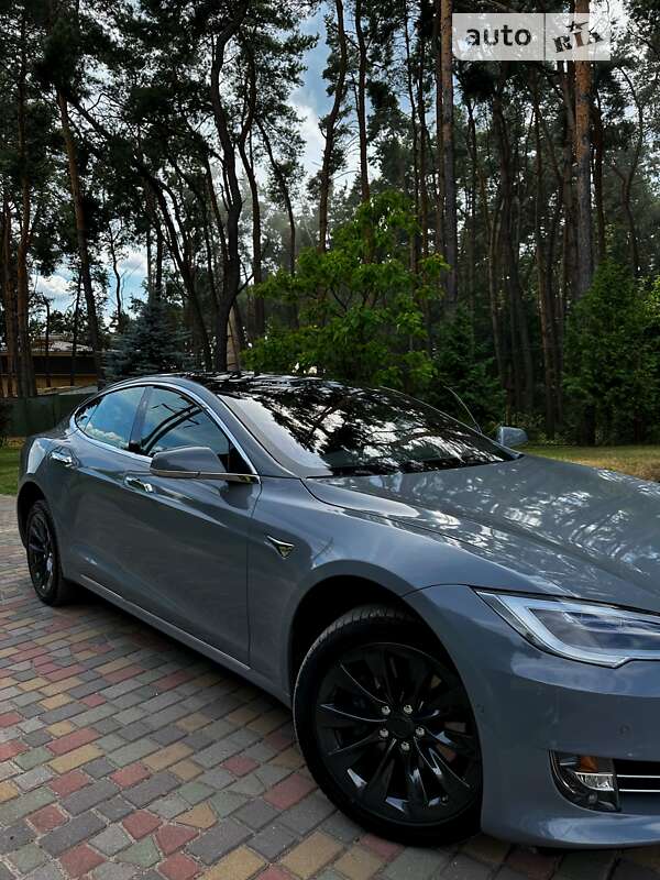 Лифтбек Tesla Model S 2018 в Нововолынске