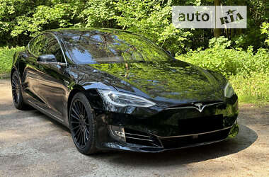 Лифтбек Tesla Model S 2016 в Львове