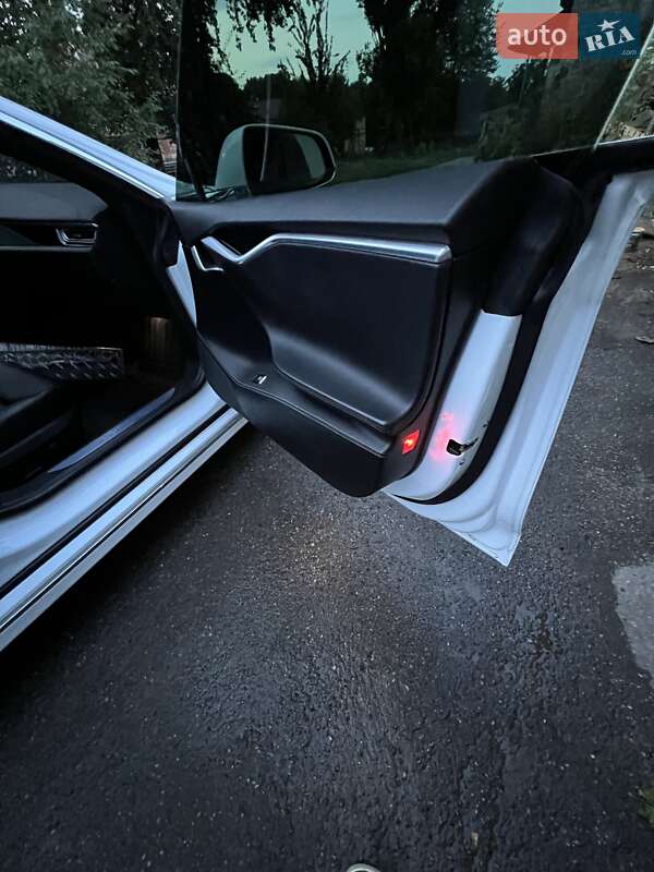 Лифтбек Tesla Model S 2016 в Виннице