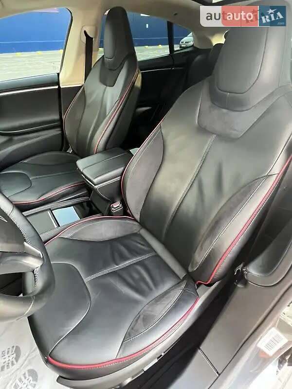 Лифтбек Tesla Model S 2014 в Львове