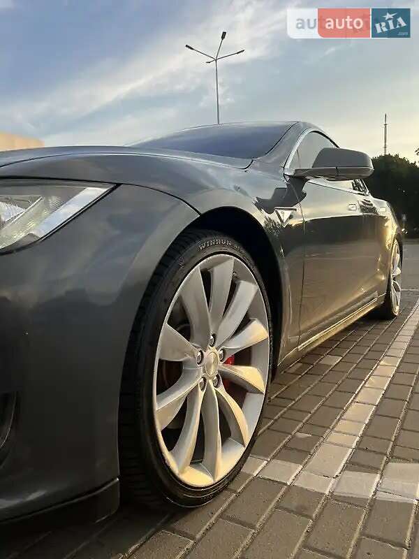 Лифтбек Tesla Model S 2014 в Львове
