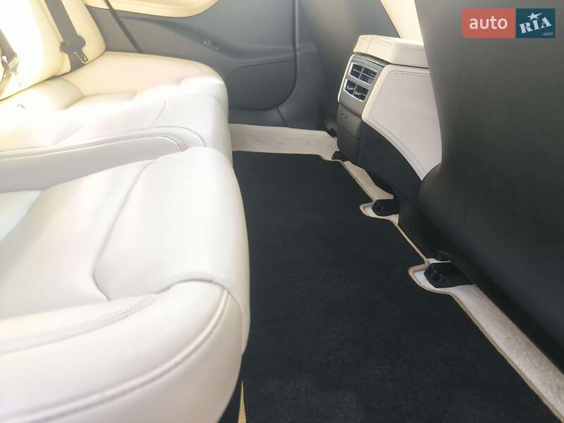 Ліфтбек Tesla Model S 2017 в Львові