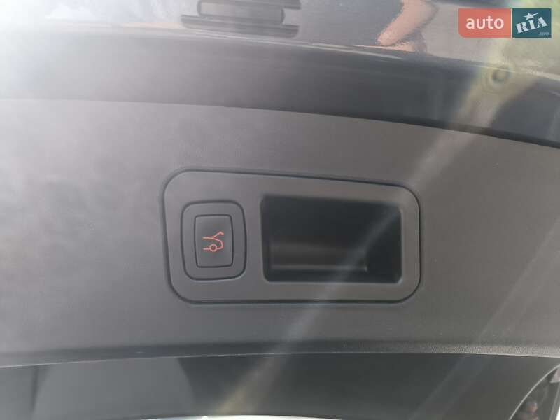 Ліфтбек Tesla Model S 2017 в Львові