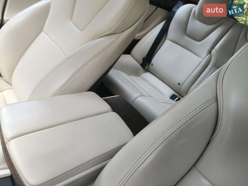 Ліфтбек Tesla Model S 2017 в Львові