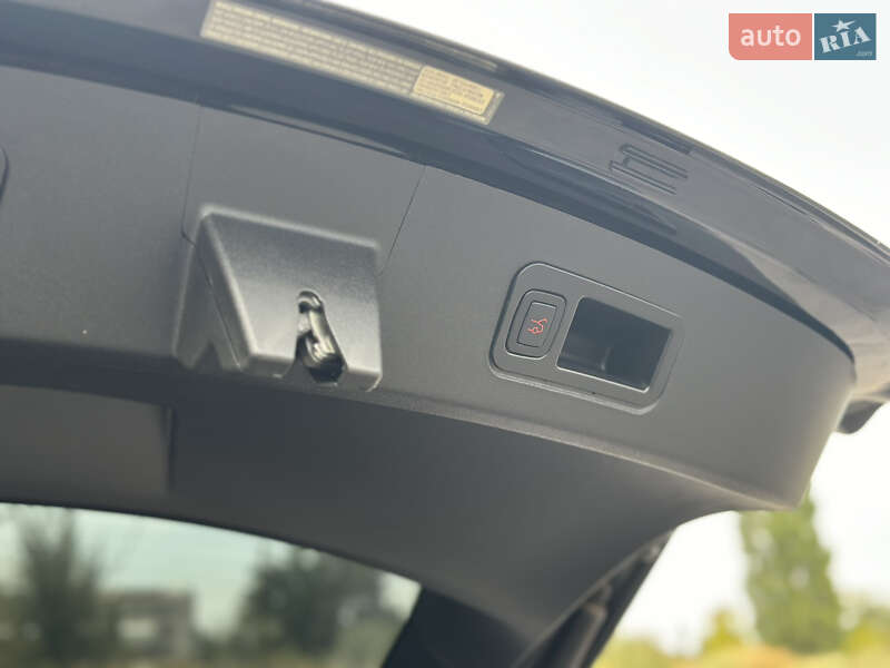 Лифтбек Tesla Model S 2017 в Днепре