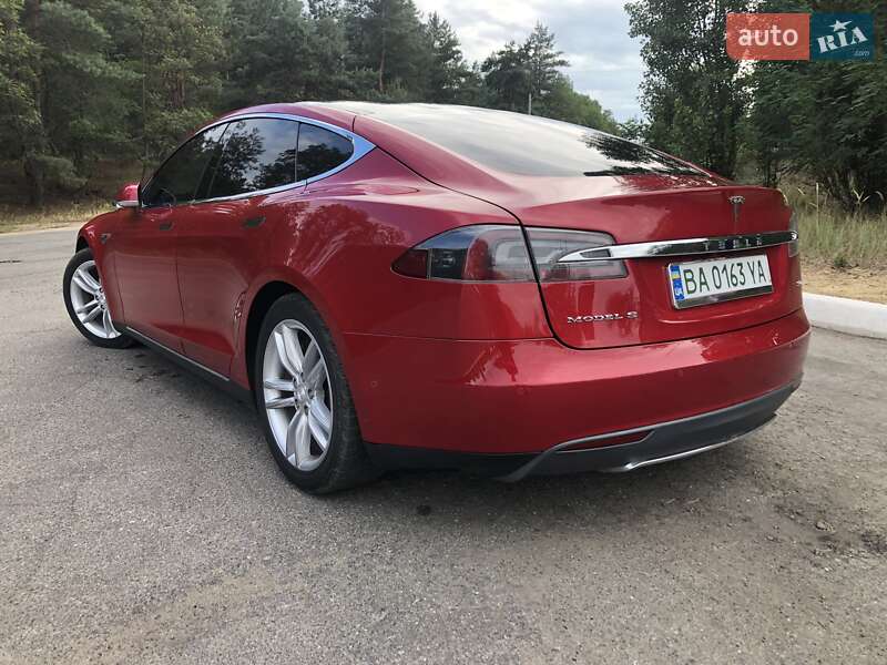 Лифтбек Tesla Model S 2016 в Киеве