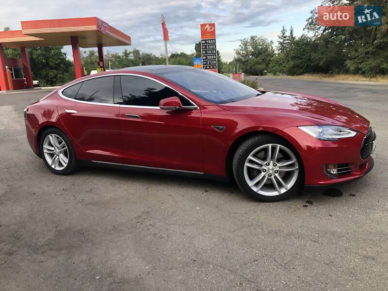 Лифтбек Tesla Model S 2016 в Киеве
