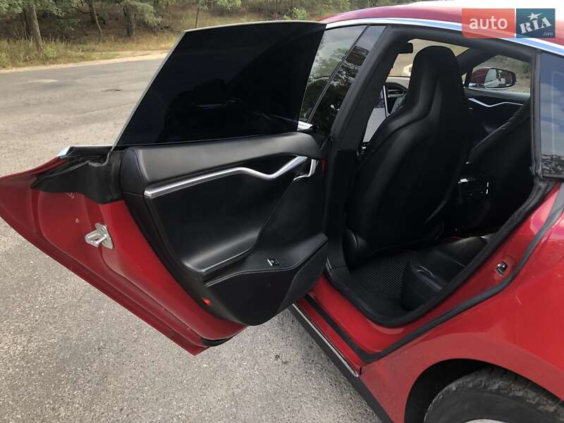 Лифтбек Tesla Model S 2016 в Киеве