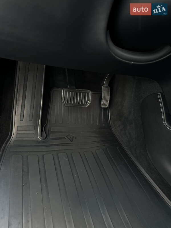 Лифтбек Tesla Model S 2018 в Львове