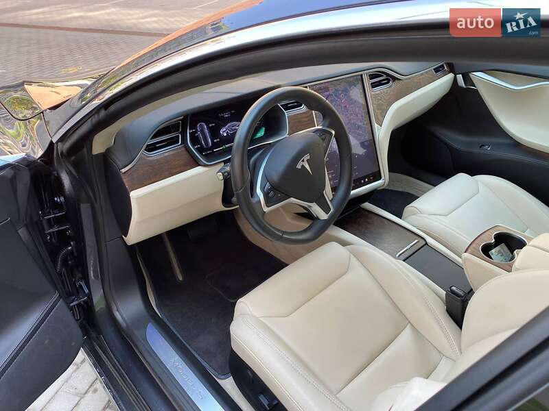 Лифтбек Tesla Model S 2018 в Львове