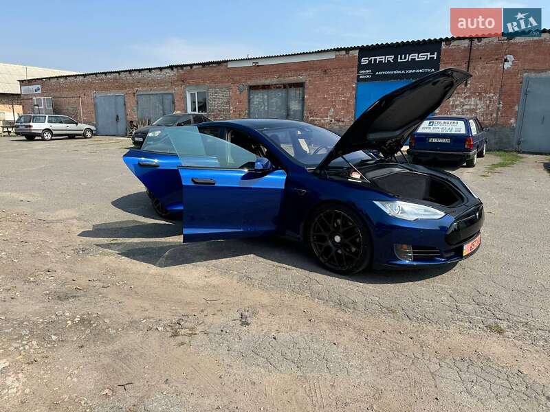 Лифтбек Tesla Model S 2015 в Фастове