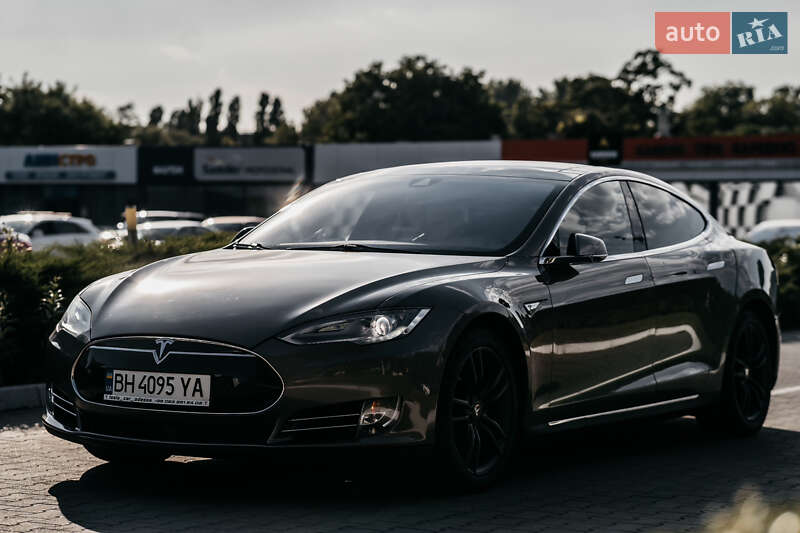 Ліфтбек Tesla Model S 2015 в 