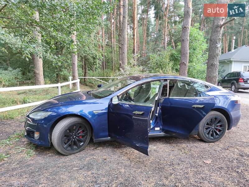 Лифтбек Tesla Model S 2015 в Киеве