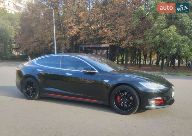 Лифтбек Tesla Model S 2015 в Полтаве