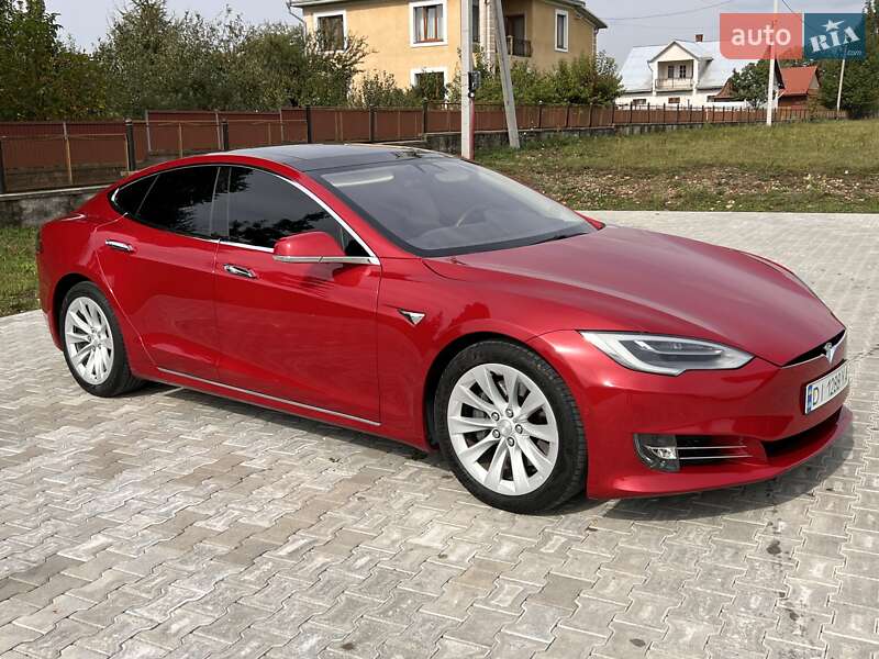 Лифтбек Tesla Model S 2017 в Черновцах